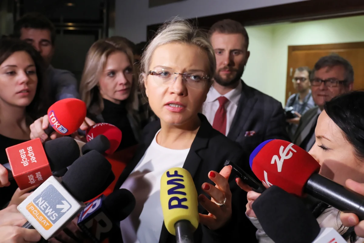 "Donald Tusk w ogóle nie panował nad tym, co dzieje się w państwie polskim" - oświadczyła po przesłuchaniu byłego premiera przed sejmową komisją śledczą ds. Amber Gold jej szefowa Małgorzata Wassermann. W rozmowie z dziennikarzami stwierdziła, że okres rządów Donalda Tuska "to był czas dla przestępców jak Marcin P.", a także, że "Michał Tusk pozostał bez żadnej ochrony", więc "tak naprawdę każdy mógł dotrzeć do syna premiera, każdy przestępca". Pytana, czy jej komisji wystarczy jedno przesłuchanie byłego szefa rządu, posłanka Prawa i Sprawiedliwości odparła, że "dzisiaj wpłynęły do komisji śledczej kolejne akta z Agencji Bezpieczeństwa Wewnętrznego" i nie wie, czy jest to ostatnia partia materiałów od ABW.