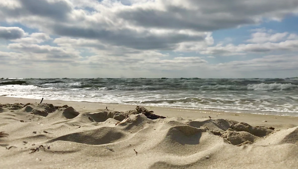 ​Nowozelandczyk Gus Hutt udał się na plażę Matata Beach w nadziei na złowienie czegoś na obiad. Na powierzchni oceanu dostrzegł coś, co przypominało mu lalkę. Jak pisze BBC, było to 18-miesięczne dziecko.