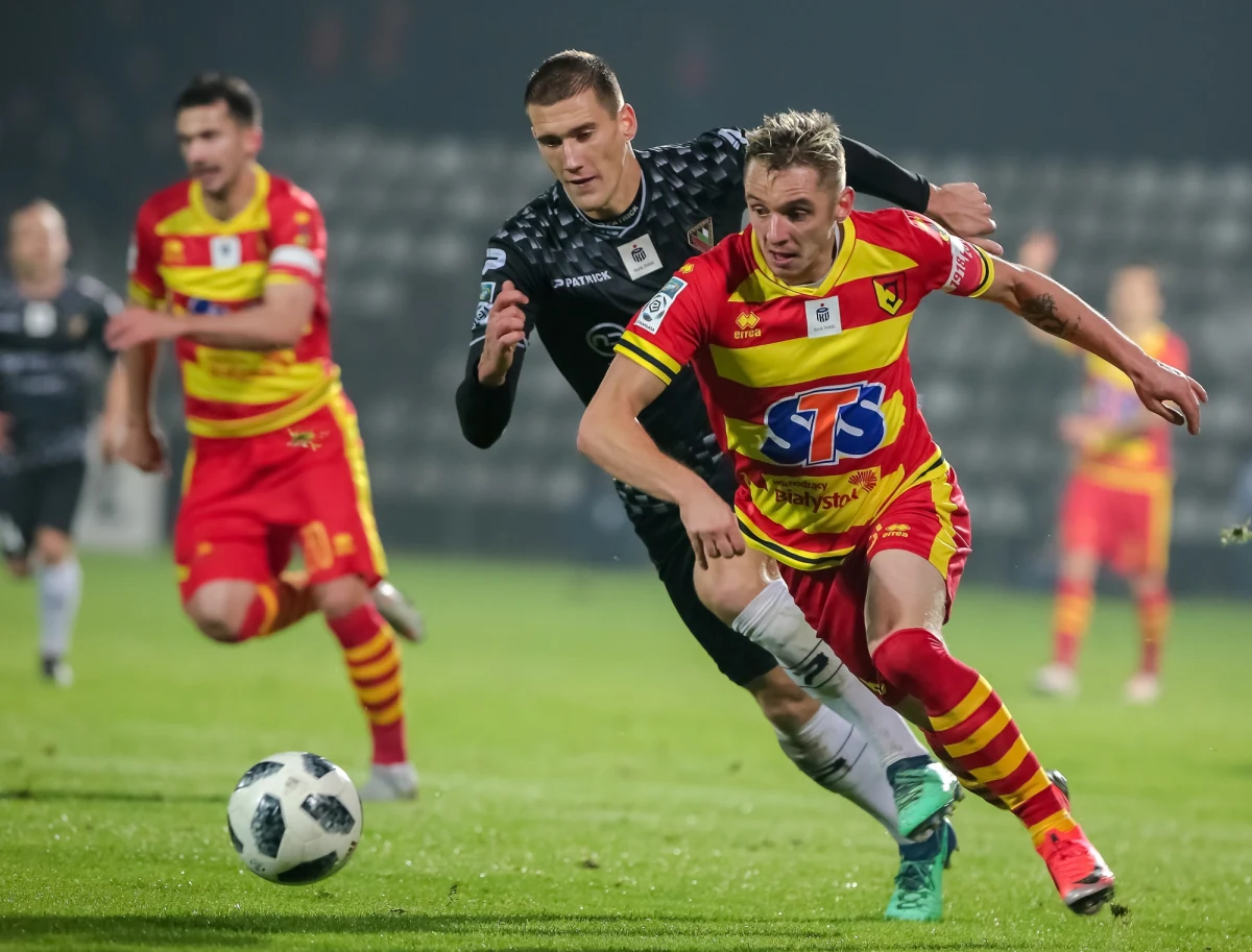 Jagiellonia Białystok rozbiła Zagłębie Sosnowiec 4:1 w ostatnim meczu 14. kolejki piłkarskiej ekstraklasy. Po końcowym gwizdku trener białostockiej ekipy Ireneusz Mamrot przyznał, że "z większości fragmentów tego spotkania jest zadowolony", ale mówił również o mankamentach. "Na pewno nie mogę być zadowolony z naszej gry przy prowadzeniu 3:0. Piłka uczy pokory. (…) Trzeba cały czas być skoncentrowanym" - podkreślał.