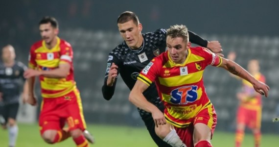 Jagiellonia Białystok rozbiła Zagłębie Sosnowiec 4:1 w ostatnim meczu 14. kolejki piłkarskiej ekstraklasy. Po końcowym gwizdku trener białostockiej ekipy Ireneusz Mamrot przyznał, że "z większości fragmentów tego spotkania jest zadowolony", ale mówił również o mankamentach. "Na pewno nie mogę być zadowolony z naszej gry przy prowadzeniu 3:0. Piłka uczy pokory. (…) Trzeba cały czas być skoncentrowanym" - podkreślał.