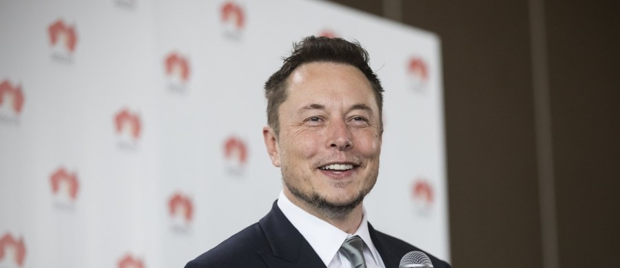 ​Elon Musk udostępnił film z podziemnego tunelu w okolicach Los Angeles. Przyśpieszone kadry ukazują jego wnętrze pod miastem Hawthorne. "Niepokojąco długi" - napisał Musk. Odcinek testowy HyperLoop ma ponad półtora kilometra.