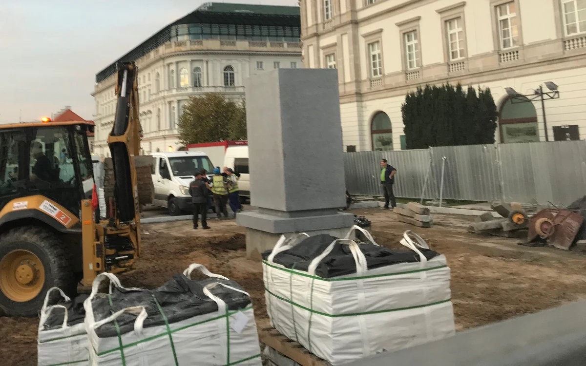 Jutro zacznie się montaż figury byłego prezydenta Lecha Kaczyńskiego w miejscu pomnika przy Placu Piłsudskiego. Od kilku dni czeka już gotowy cokół. Odsłonięcie monumentu ma się odbyć za 4 dni - 10 listopada.