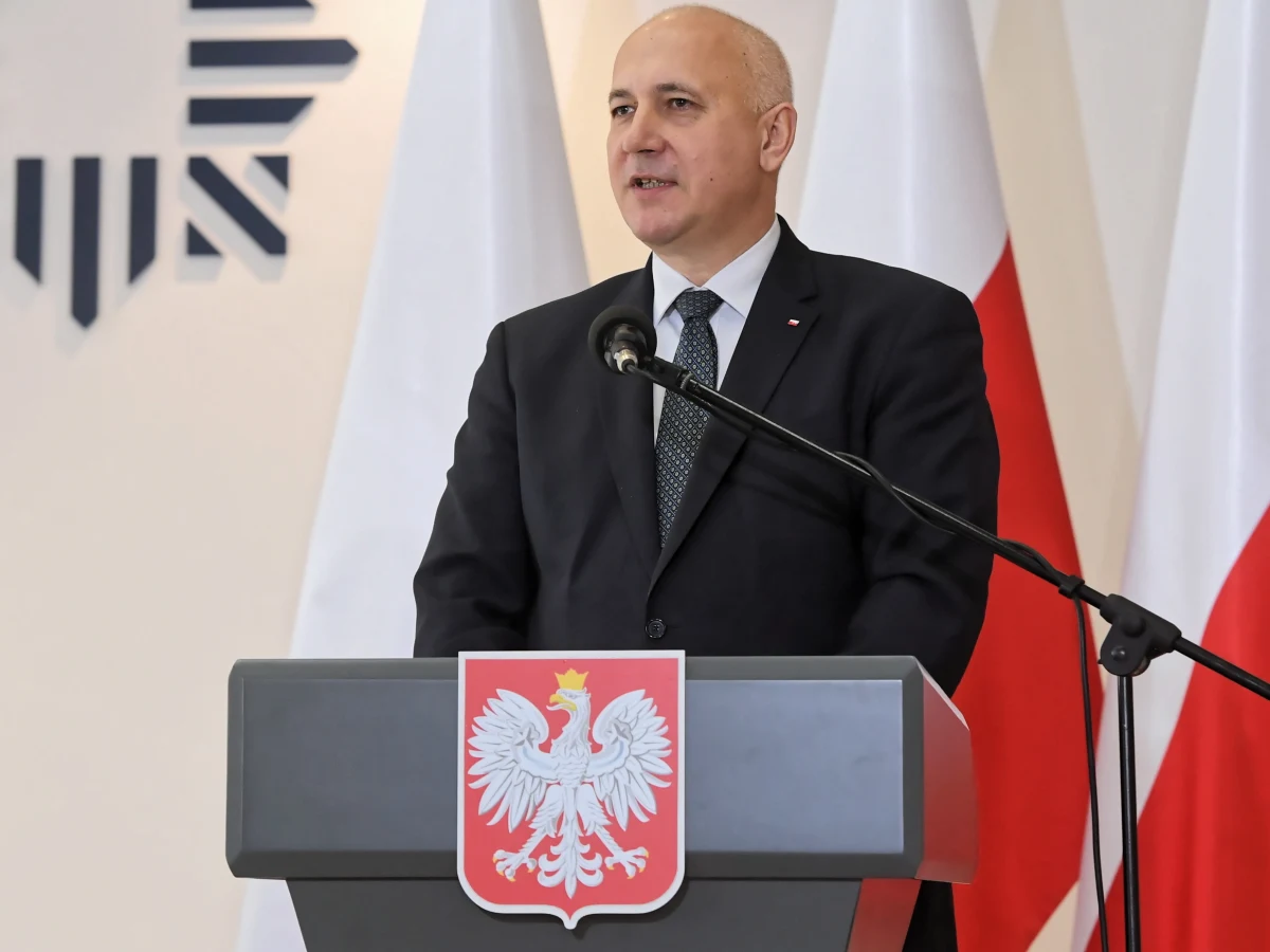 Wszystkim funkcjonariuszom, którzy się pochorowali - bez żadnej złośliwości, chciałbym szczerze i z całego serca życzyć szybkiego powrotu do zdrowia - powiedział w poniedziałek szef MSWiA Joachim Brudziński podczas spotkania z funkcjonariuszami w garnizonie łódzkim. "Psia grypa" to potoczne określenie akcji protestacyjnej policjantów, którzy masowo biorą zwolnienia lekarskie.