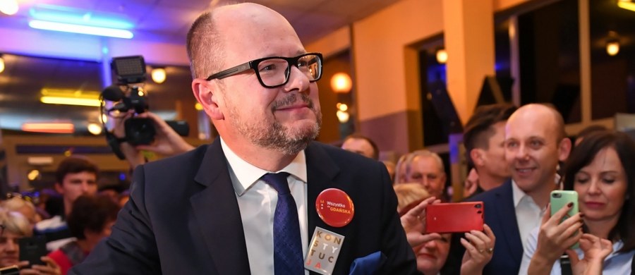 Prezydent Gdańska Paweł Adamowicz poniżył nazywając faszystą i naruszył nietykalność cielesną działacza Młodzieży Wszechpolskiej, ale z uwagi na znikomą społeczną szkodliwość tego czynu, postępowanie karne w tej sprawie zostało umorzone – orzekł we wtorek Sąd Okręgowy w Gdańsku.