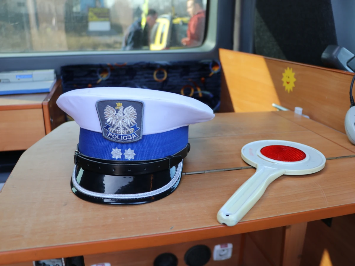 Związki zawodowe służb mundurowych wzywają szefa MSWiA do natychmiastowych rozmów w sprawie postulatów funkcjonariuszy i prowadzenia ich do osiągnięcia porozumienia. Policjanci od kilku dni w ramach protestu masowo biorą zwolnienia lekarskie. Według naszych szacunków, nawet 25 procent funkcjonariuszy w całym kraju przebywa na L4. 