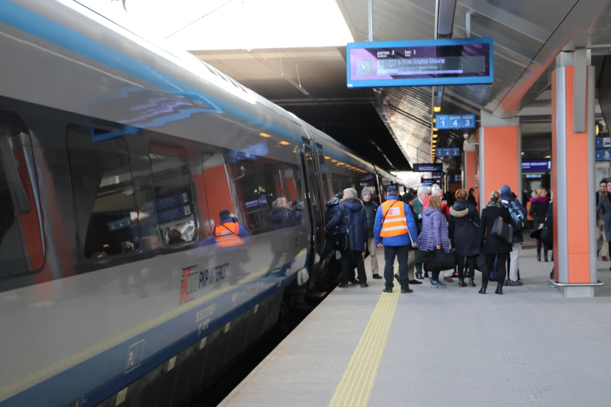 Więcej pociągów z Warszawy do Krakowa i Trójmiasta oraz dłuższa podróż z Wrocławia do Szczecina. 23 pociągi więcej niż w obecnie obowiązującym rozkładzie. Takie zmiany zakłada nowy rozkład jazdy PKP. Wejdzie w życie za miesiąc, 9 grudnia.
