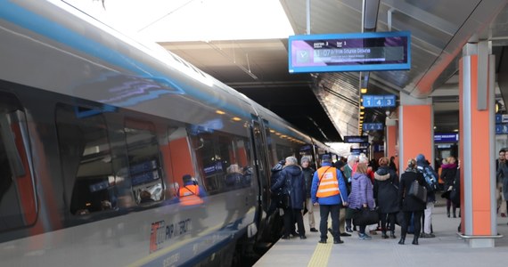 Więcej pociągów z Warszawy do Krakowa i Trójmiasta oraz dłuższa podróż z Wrocławia do Szczecina. 23 pociągi więcej niż w obecnie obowiązującym rozkładzie. Takie zmiany zakłada nowy rozkład jazdy PKP. Wejdzie w życie za miesiąc, 9 grudnia.
