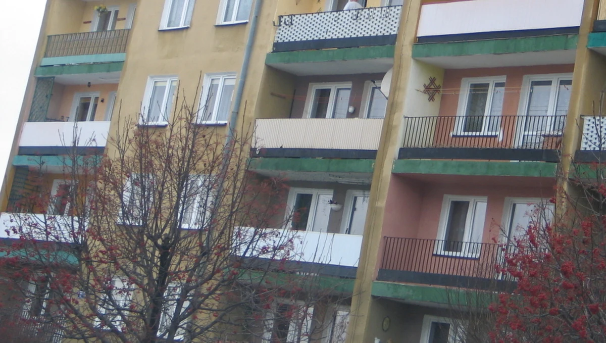 Pijany 43-latek usiłował wysadzić blok na jednym z osiedli w Nowej Hucie w Krakowie. Mężczyzna trafił do aresztu. Spędzi tam trzy miesiące.