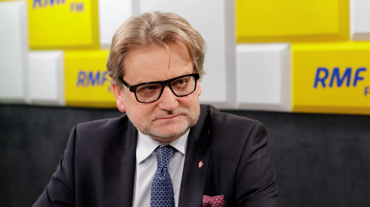 Główny Inspektor Sanitarny był pytany w Popołudniowej rozmowie w RMF FM o to, co sądzi o propozycji Krajowego Konsultanta ds. epidemiologii, która chce, by osoby, które przyjeżdżają do Polski wykazywały, że są zaszczepione. „Ministerstwo Zdrowia wspólnie z MSWiA oraz GIS przygotowuje takie rozporządzenie, ale na razie nie chciałbym zdradzać, jak ono będzie wyglądało” – odpowiedział Jarosław Pinkas. Dopytywany o podstawowe założenia rozporządzenia, stwierdził: „ Może tam być po pierwsze to, że pracodawca, który przyjmuje cudzoziemca do pracy powinien zadbać o stan jego zdrowia (…) to powinien być obowiązek”. 