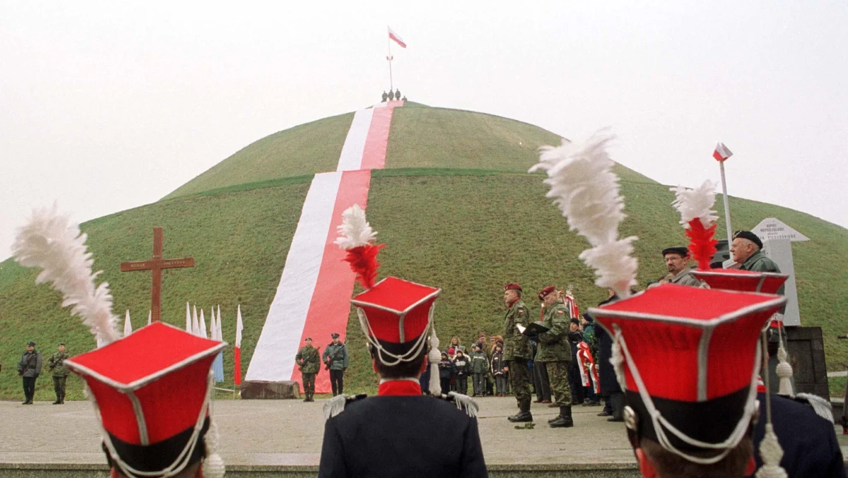 Od 5 listopada każdy Polak, który złoży wniosek o wydanie paszportu, otrzyma go już w nowej wersji, m.in. z motywami graficznymi przedstawiającymi najważniejsze dla odzyskania przed 100 laty niepodległości postacie, wydarzenia, miejsca i symbole. 