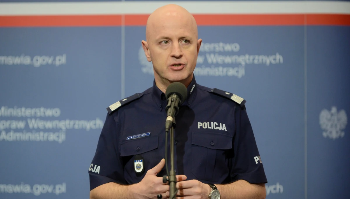 ​Komendant Główny Policji Jarosław Szymczyk napisał list do protestujących policjantów i policjantek. "To Wy koleżanki i koledzy, w jednostkach terenowych, jeździcie na interwencje, to Wy ściganie najgroźniejszych przestępców, to Wy ślęczycie nad tomami akt, to Wam przychodzi wyciągać ludzi z rozbitych aut i być posłańcami, którzy informują rodziny o śmierci bliskich" - napisał. "Chylę przed wami czoła" - podkreślił.