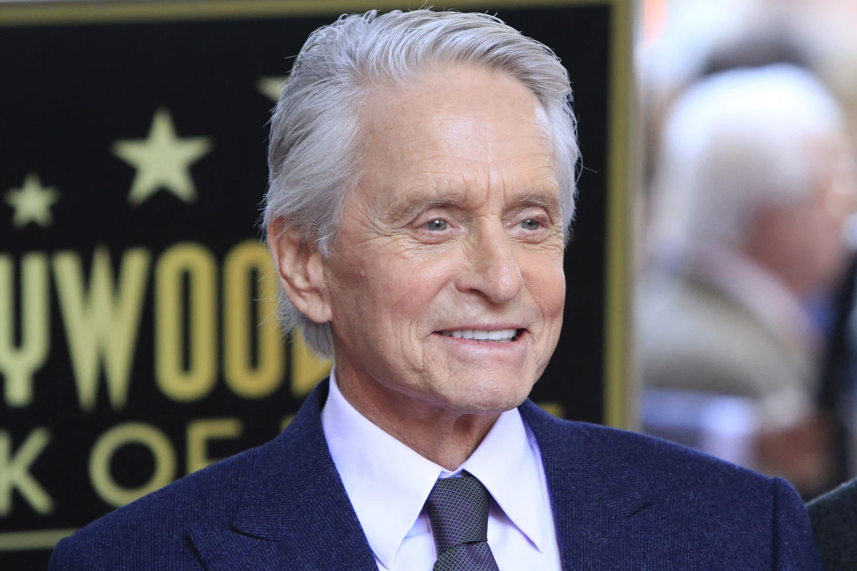 Michael Douglas - amerykański aktor, producent filmowy i scenarzysta, laureat dwóch Oscarów odsłonił swoją gwiazdę w hollywoodzkiej Alei Sław. Zrobił to w obecności m.in. swego ojca, 101-letniego Kirka Douglasa.