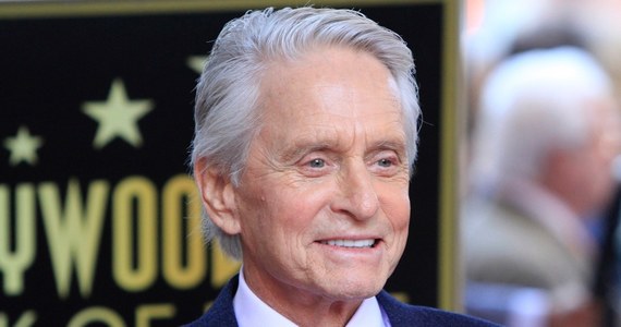 Michael Douglas - amerykański aktor, producent filmowy i scenarzysta, laureat dwóch Oscarów odsłonił swoją gwiazdę w hollywoodzkiej Alei Sław. Zrobił to w obecności m.in. swego ojca, 101-letniego Kirka Douglasa.