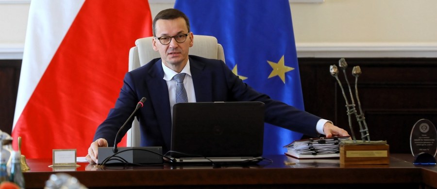 "Nie chcemy uczestniczyć w imprezie, na której mogą znaleźć się również prowokatorzy, a organizatorzy Marszu Niepodległości nie są w stanie zapewnić spokojnego przebiegu manifestacji" – stwierdził w wywiadzie dla "Gazety Polskiej" premier Mateusz Morawiecki. "Nie są w stanie zagwarantować, że nie dojdzie do żadnych prowokacji" - dodał szef rządu.