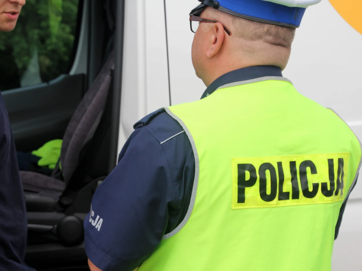 Trwa kolejny dzień protestu policjantów. Mundurowi masowo biorą zwolnienia lekarskie, swoją akcję nazywając „psią grypą”. List do funkcjonariuszy napisał komendant główny Policji Jarosław Szymczyk, który również zaproponował tysiąc złotych każdemu policjantowi, który będzie na służbie 11 listopada. Dzisiaj związki zawodowe policjantów mają wysłać do ministra MSWiA Joachima Brudzińskiego wezwanie do pilnych rozmów.