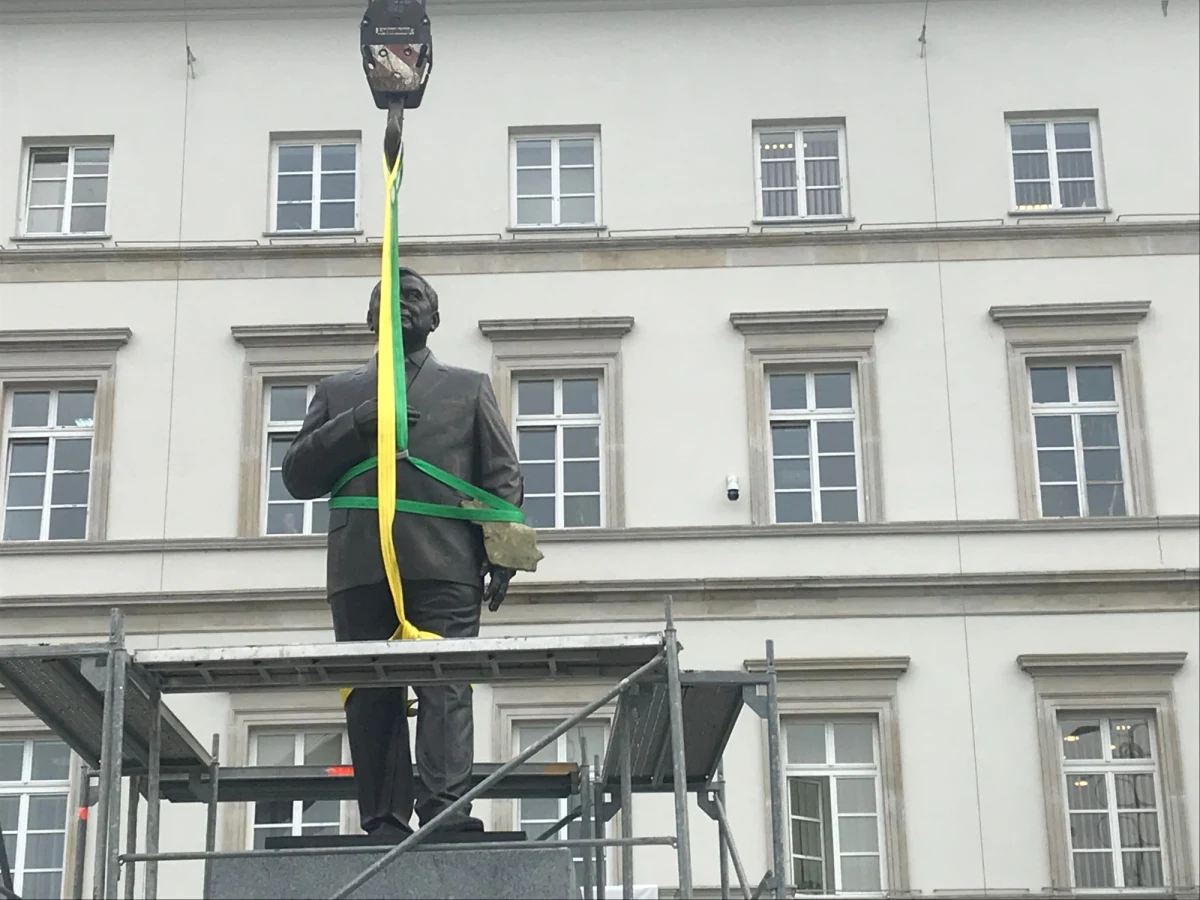 Pomnik Lecha Kaczyńskiego jest już w Warszawie. Wykonana z brązu ponad 3-metrowa figura byłego prezydenta została przywieziona na lawecie przed siedzibę Garnizonu Warszawa. 