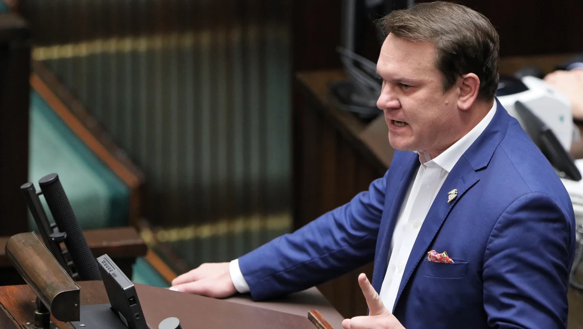 Poseł Ryszard Petru (Liberalno-Społeczni) i Dominik Tarczyński (PiS) naruszyli swoim zachowaniem powagę Izby, sprawą zajmie się Prezydium Sejmu - poinformował marszałek Sejmu Marek Kuchciński. Podczas obrad Tarczyński nazwał „idiotą” posła Jacka Protasiewicza. Petru komentował natomiast stosunek PiS do prezydenta Andrzeja Dudy. 