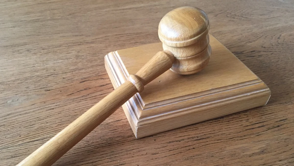 Sąd Apelacyjny w Łodzi oddalił apelację firmy ochroniarskiej, która domaga się od ubezpieczyciela wypłacenia odszkodowania za kradzież prawie 8 mln złotych. Przestępstwa dopuścił się m.in. jeden z jej pracowników. Mężczyzna, przygotowując się do akcji, zmienił wygląd i podał fałszywe dane osobowe.