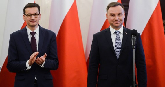 Po godz. 16 w Pałacu Prezydenckim rozpoczęło się spotkanie prezydenta Andrzeja Dudy z premierem Mateuszem Morawieckim. Prezydent zaprosił szefa rządu na konsultacje w związku z decyzją prezydent stolicy Hanny Gronkiewicz-Waltz o zakazie Marszu Niepodległości. Po tym spotkaniu zapadła decyzja o zorganizowaniu wspólnego biało-czerwonego marszu, który będzie miał charakter uroczystości państwowych.