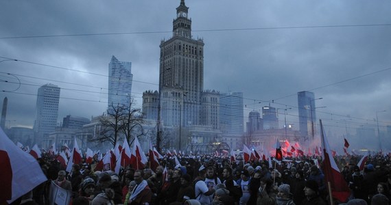 Hanna Gronkiewicz-Waltz zakazała Marszu Niepodległości. Jego organizatorzy zapowiedzieli odwołanie do sądu i jednocześnie, że Marsz i tak przejdzie ulicami Warszawy. Wojewoda - milczy. Na tym tle trwają zmagania prawników, usiłujących rozstrzygnąć, kto ma rację w tym sporze. Ostateczne rozwiązanie możemy poznać dopiero w chwili, kiedy manifestacja powinna ruszyć.