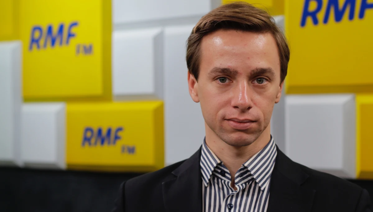 "W czwartek przed godz. 9:00 zostanie złożone w sądzie odwołanie od decyzji Hanny Gronkiewicz-Waltz" - tak Krzysztof Bosak odpowiada w Popołudniowej rozmowie w RMF FM na pytanie o decyzję prezydent Warszawy, która postanowiła zakazać organizacji Marszu Niepodległości 11 listopada. Jak były poseł i wiceprezes Ruchu Narodowego komentuje informację, że prezydent z premierem ustalili, iż zorganizują własne uroczystości państwowe: marsz, który pójdzie tą trasą, którą chodzili narodowcy? "To zdumiewający, zaskakujący ruch. (...) To wyglądałoby jak próba przejęcia Marszu Niepodległości, na co politycy mieli apetyt od dawna" - mówi gość Marcina Zaborskiego dodając: "Z pewnością nie będziemy się z nikim przepychać. Będziemy organizować Marsz Niepodległości dokładnie tak, jak to zostało zapowiedziane..." Bosak zapewnia: "Marsz Niepodległości na pewno swojej trasy nie zmieni". 