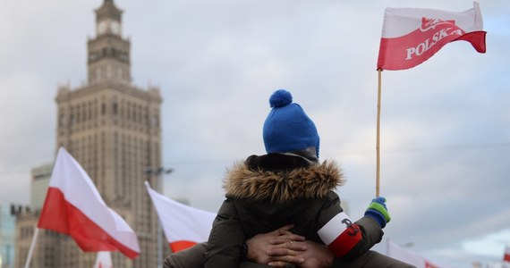 Przez całe PRL-owskie, szkolne czasy słyszałem o tym, że Henryk Sienkiewicz pisał a Jan Matejko malował "ku pokrzepieniu serc", ale chyba dopiero potem potrafiłem docenić to, że pokrzepiali nie tylko w czasach, kiedy pisali, bądź malowali, ale i dużo później, kiedy byli - i są nadal - czytani i oglądani. Coraz częściej mam wrażenie, że współczesne nam polskie elity, te z czasów III RP, choć często z korzeniami w PRL, przyjęły na siebie zupełnie inną misję, już nie pokrzepiania, ale pognębiania serc rodaków. Sądząc po ogólnym nastroju jaki towarzyszy nam przed obchodami 100-lecia Niepodległości, tę misję udało im się w dużej części wykonać. Na szczęście nie do końca. Jednak decyzja prezydent Warszawy, by zablokować Marsz Niepodległości doskonale się w tę politykę wpisuje.