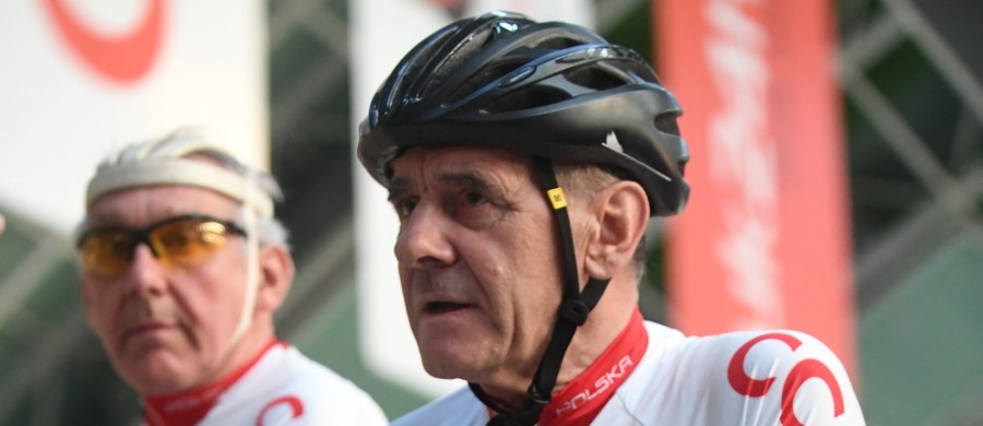 „Nie wierzę, że Ryszard Szurkowski nie miał momentów załamania, bo nie wierzę, że człowiek leżący bez ruchu przez dwa miesiące może takich momentów uniknąć. Teraz wychodzi z tego bardzo twardy” – mówi dziennikarz Eurosportu Adam Probosz, który przyznaje, że przed laty jako młody chłopak wychowywał się na sportowym kulcie Ryszarda Szurkowskiego. Dziś wybitny kolarz potrzebuje pomocy po tym, jak doznał poważnych obrażeń na wyścigu kolarskim. 