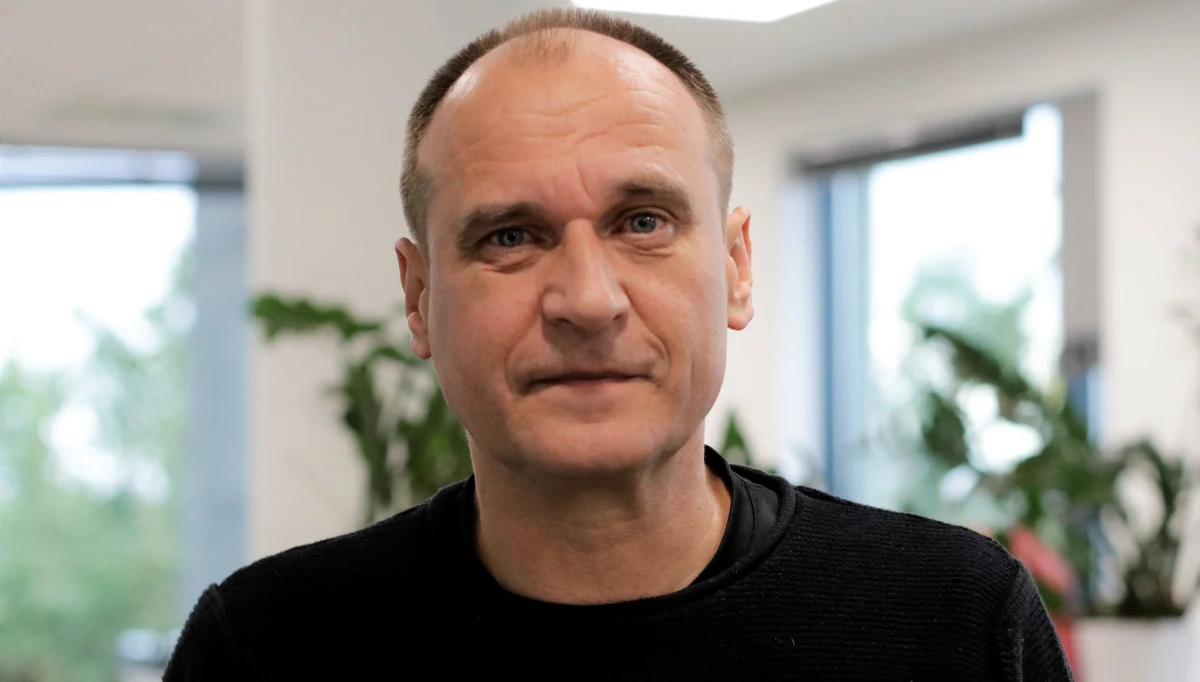 Lider ruchu Kukiz’15 Paweł Kukiz zapowiedział, że będzie uczestniczył we wspólnym biało-czerwonym marszu, jeżeli prezydent zaprosi wszystkie opcje polityczne i będzie w tym marszu szedł - "wszystko jedno czy w czole tego marszu, czy w środku, czy na końcu".