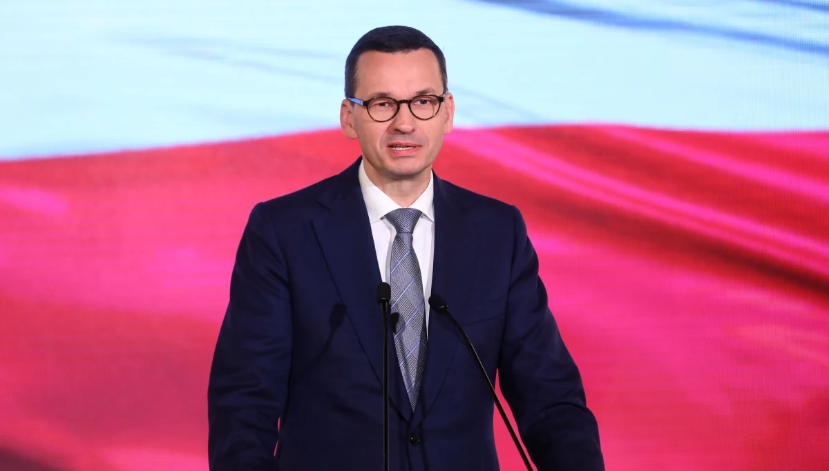 Pójdźmy wszyscy razem w Marszu ku chwale Niepodległej organizowanym przez państwo polskie - zaapelował premier Mateusz Morawiecki. Zjednoczeni pod biało-czerwonymi flagami pokażmy jedność i dumę z ukochanej Ojczyzny - podkreślił szef rządu. 