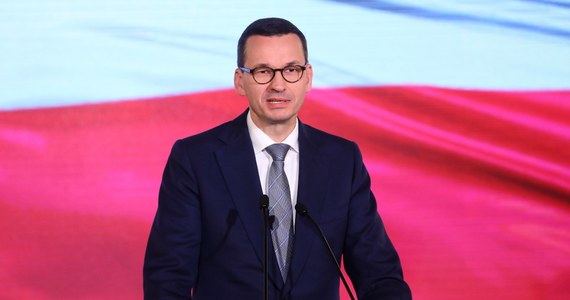 Pójdźmy wszyscy razem w Marszu ku chwale Niepodległej organizowanym przez państwo polskie - zaapelował premier Mateusz Morawiecki. Zjednoczeni pod biało-czerwonymi flagami pokażmy jedność i dumę z ukochanej Ojczyzny - podkreślił szef rządu. 