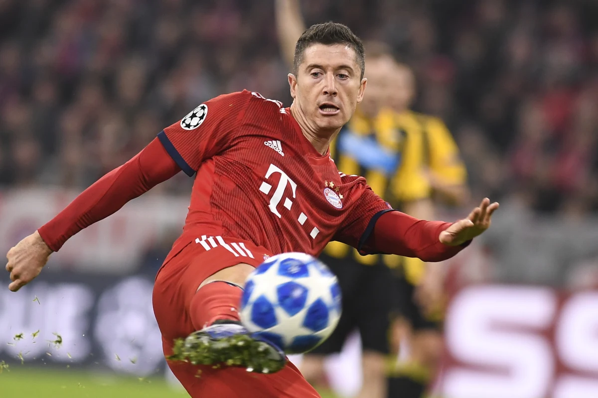 Bayern Monachium po dwóch golach Roberta Lewandowskiego pokonał u siebie AEK Ateny 2:0 w 4. kolejce grupowej piłkarskiej Ligi Mistrzów. Juventus z Wojciechem Szczęsnym w składzie, uległ w Turynie Manchesterowi United 1:2, tracąc obie bramki w końcówce.