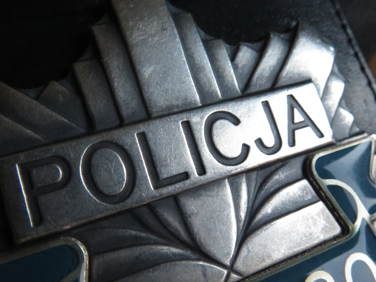 Lawinowo rośnie liczba funkcjonariuszy na zwolnieniach lekarskich w całej Polsce. Według naszych nieoficjalnych ustaleń, nawet 40 procent mundurowych w całym kraju jest na L4. Policjanci są wysyłani tylko do najpilniejszych spraw, a na przyjazd patrolu trzeba czekać czasem nawet kilka godzin. Dzisiaj o godzinie 11 spotkają się przedstawiciele Ministerstwa Spraw Wewnętrznych i Administracji z protestującymi policjantami.