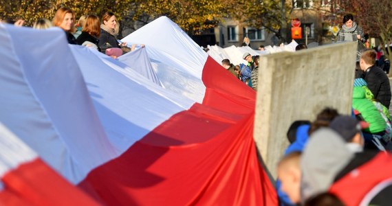 11 listopada bądźmy razem pod biało-czerwoną flagą, pamiętając, że Polskę odbudowały podobieństwa, a różnice zeszły na dalszy plan. Niech tym, co nas łączy, będzie radość z Polski i duma z polskości - zaapelował premier Mateusz Morawiecki w spocie dotyczącym 100. rocznicy odzyskania przez Polskę niepodległości.