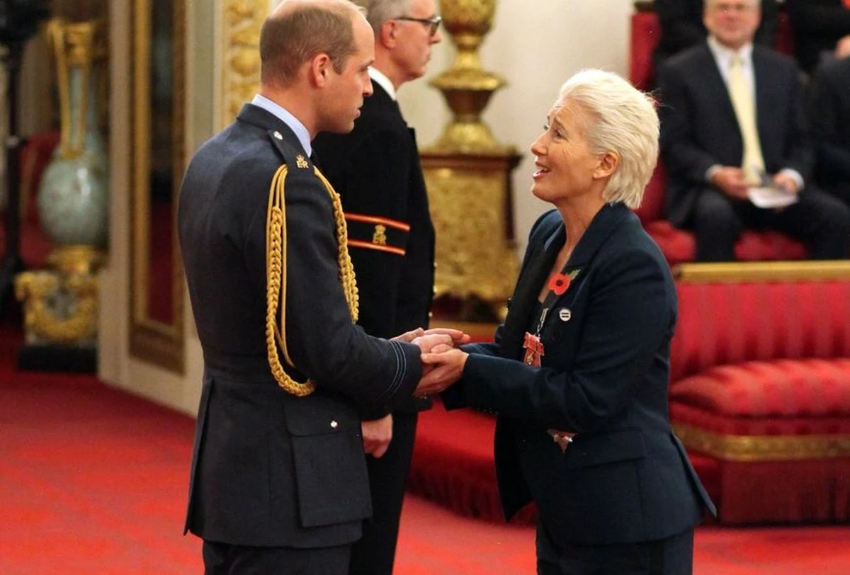 Emma Thompson odebrała z rąk księcia Williama Order Imperium Brytyjskiego za swoją działalność artystyczną. Od teraz aktorce przysługuje tytuł "Dame". Na uroczystości w Pałacu Buckingham towarzyszyła gwieździe jej rodzina.