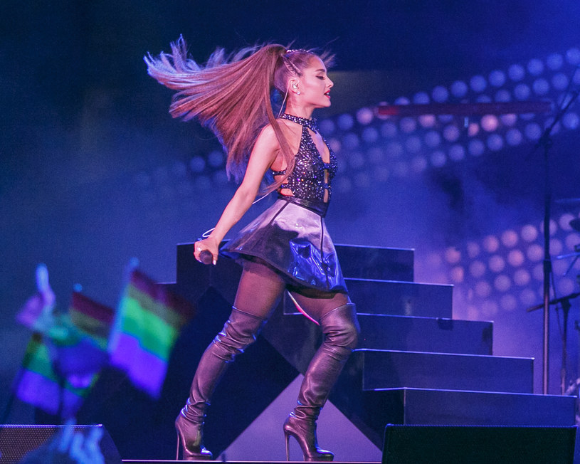 Ariana Grande wykonała swój nowy utwór "Thank U, Next" w programie Ellen DeGeneres. Podczas występu amerykańska wokalistka prawie przewróciła się, zeskakując z krzesła.