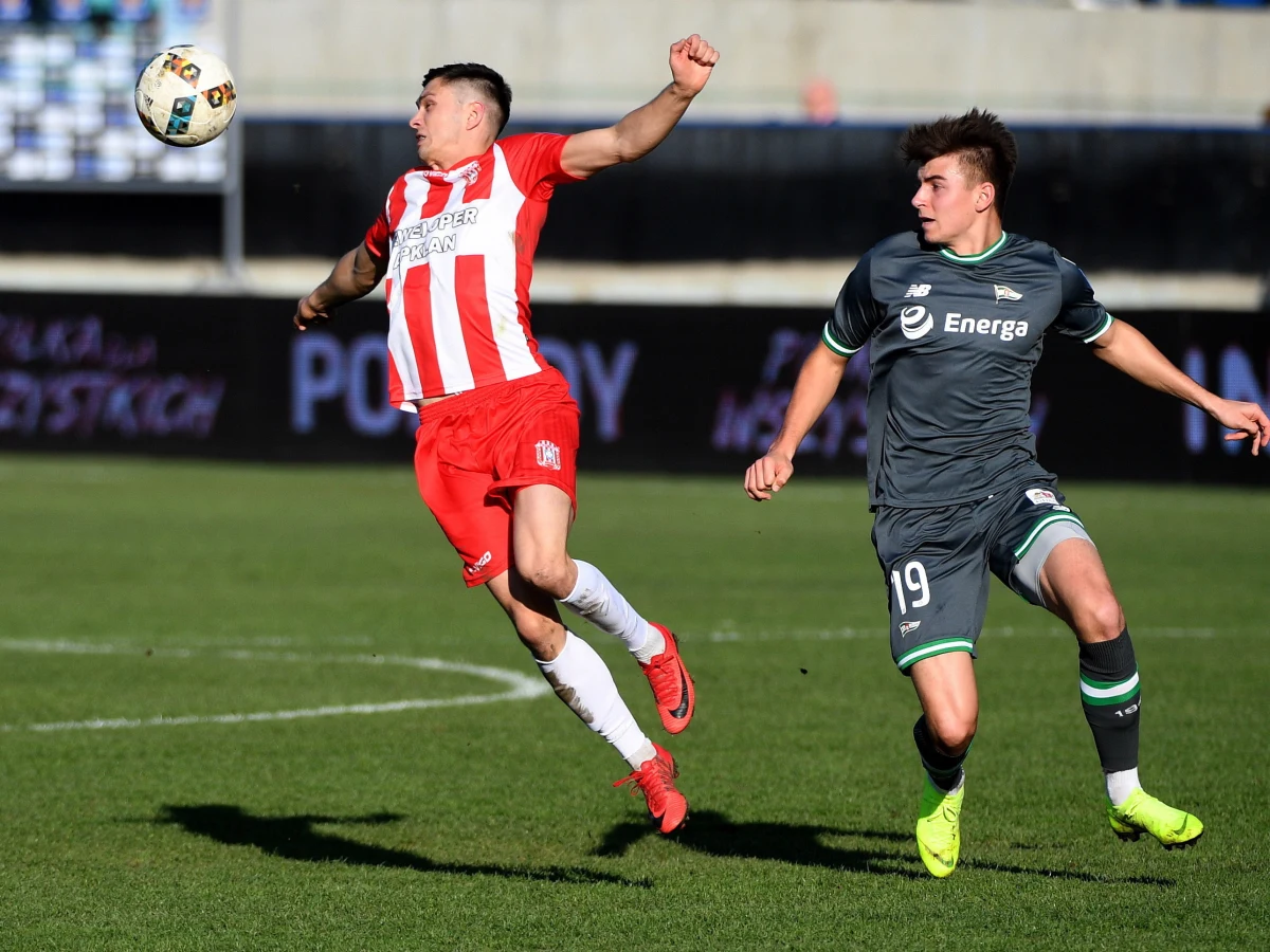 Kuriozalna sytuacja podczas losowania par 1/8 finału Pucharu Polski. W czasie ceremonii zabrakło jednej kulki z drużyną Miedzi Legnica, przez co całą procedurę trzeba było powtórzyć jeszcze raz. Hitem tej rundy będzie starcie Arki Gdynia z Jagiellonią Białystok.