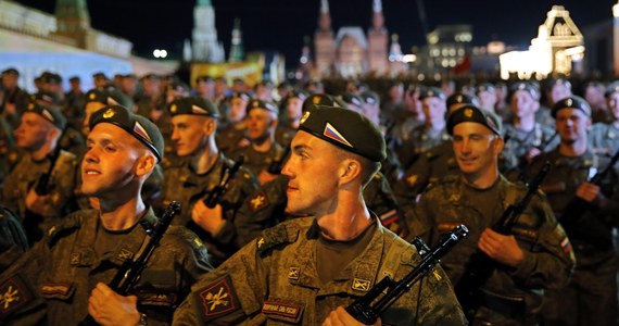 ​Duma Państwowa, czyli rosyjska izba niższa parlamentu, uchwaliła projekt ustawy zakazujący żołnierzom udostępniania informacji o sobie i innych wojskowych w mediach społecznościowych.