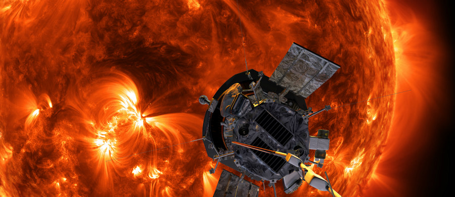 NASA potwierdziła, że sonda Parker Solar Probe przetrwała pierwsze zbliżenie do Słońca i przesłała na Ziemię sygnał wskazujący, że jej aparatura pracuje normalnie. W poniedziałek sonda wykonała pierwszy z 24 przelotów wokół naszej gwiazdy i zbliżyła się do niej na rekordowo bliską odległość zaledwie 24 milionów kilometrów. Na wyniki prowadzonych przez aparaturę Parker Solar Probe pomiarów będziemy jednak musieli jeszcze poczekać, ich przesłanie będzie możliwe dopiero wtedy, gdy pojazd oddali się od Słońca na odpowiednio dużą odległość.
