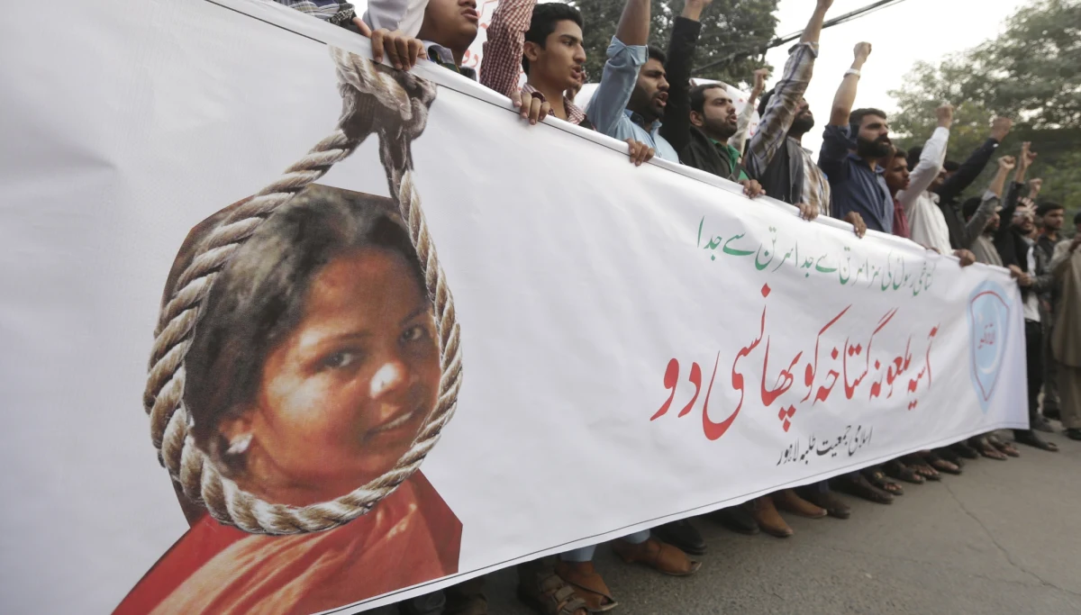 47-letnia chrześcijanka Asia Bibi, zwolniona decyzją Sądu Najwyższego z więzienia w Lahaur, gdzie przebywała skazana w 2010 roku na śmierć pod zarzutem obrazy Mahometa, wciąż nie może opuścić Pakistanu. Islamscy ekstremiści żądają cofnięcia jej ułaskawienia.