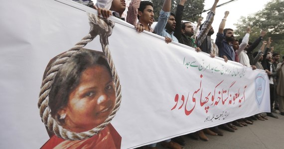 47-letnia chrześcijanka Asia Bibi, zwolniona decyzją Sądu Najwyższego z więzienia w Lahaur, gdzie przebywała skazana w 2010 roku na śmierć pod zarzutem obrazy Mahometa, wciąż nie może opuścić Pakistanu. Islamscy ekstremiści żądają cofnięcia jej ułaskawienia.