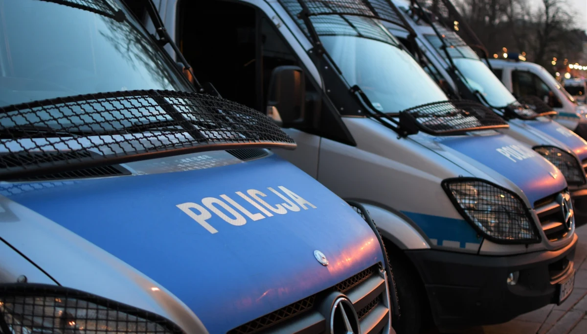 Zwłoki dwóch osób zostały znalezione w mieszkaniu w podwarszawskim Wołominie przy ulicy Kościelnej. To ciała 37-letniej kobiety i 21-letniego mężczyzny.