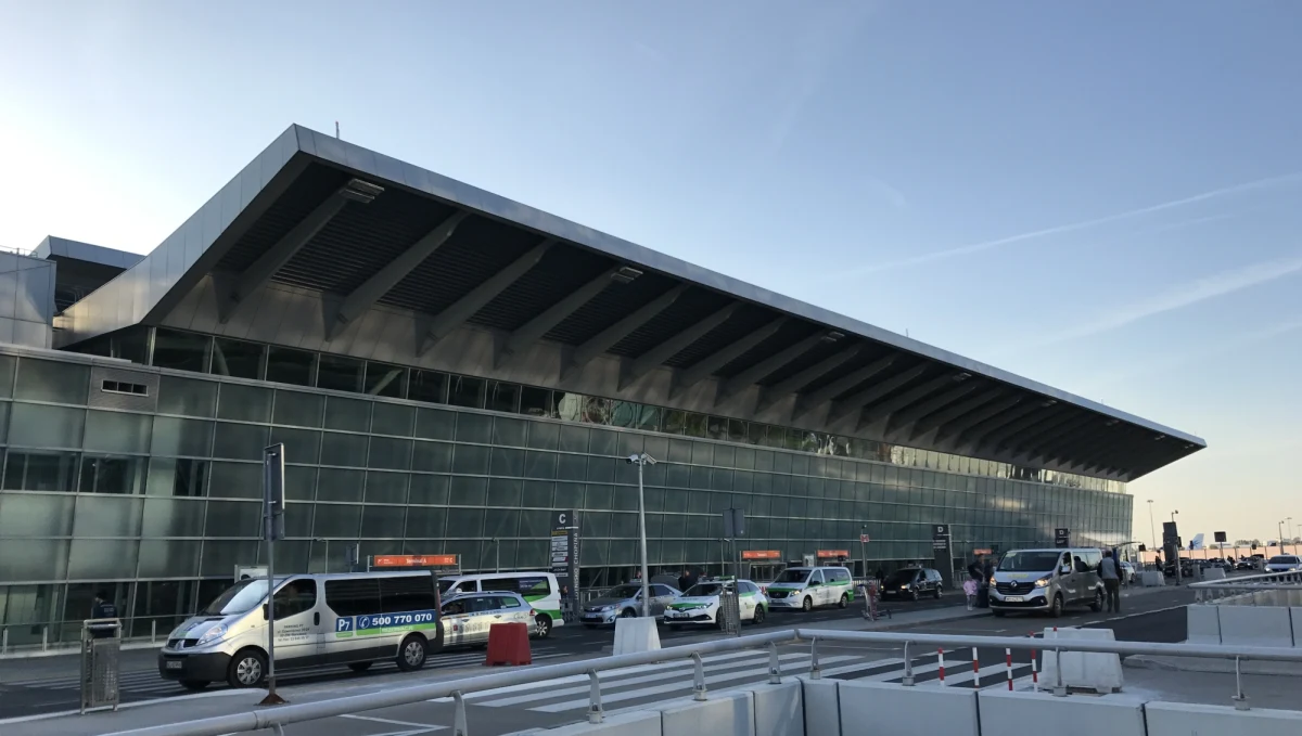 Awaryjne lądowanie na Lotnisku Chopina w Warszawie. Bombardier Q400 Polskich Linii Lotniczych LOT lecący ze stolicy do Krakowa musiał zawrócić do portu w Warszawie z powodu awarii systemu hydraulicznego.