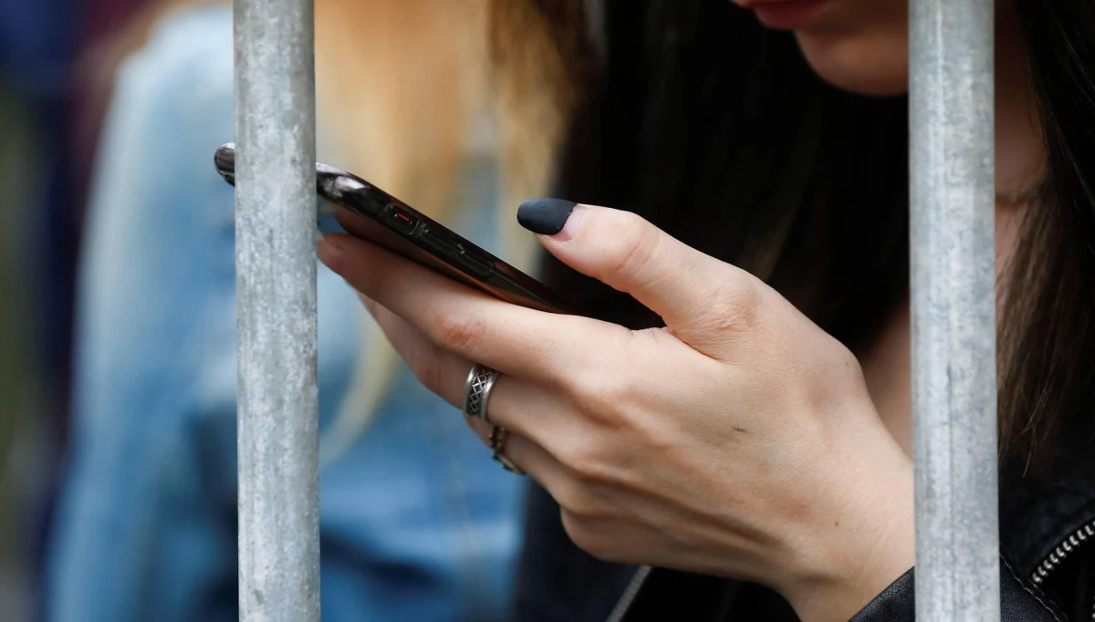 ​Średnio 26 razy dziennie - to liczba wpisów, jakie młody Brytyjczyk umieszcza na serwisach społecznościowych. To jedno z ustaleń raportu urzędu czuwającego nas bezpieczeństwem dzieci na Wyspach. Za każdym razem gdy korzystają z komputera lub smartfona narażone są na ukryte działania w sieci.