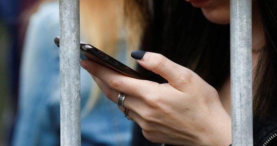 ​Średnio 26 razy dziennie - to liczba wpisów, jakie młody Brytyjczyk umieszcza na serwisach społecznościowych. To jedno z ustaleń raportu urzędu czuwającego nas bezpieczeństwem dzieci na Wyspach. Za każdym razem gdy korzystają z komputera lub smartfona narażone są na ukryte działania w sieci.