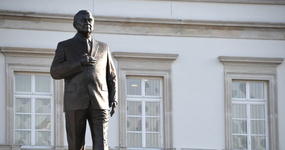 W sobotę 10 listopada zostanie odsłonięty w Warszawie pomnik prezydenta Lecha Kaczyńskiego. Monument stanął na pl. marszałka Józefa Piłsudskiego. Podczas uroczystości wystąpienia wygłoszą prezydent Andrzej Duda oraz prezes PiS Jarosław Kaczyński