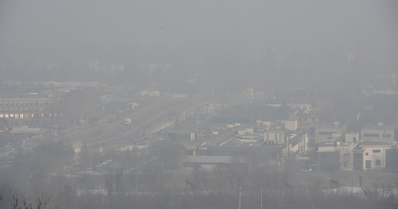 Stacje monitorujące jakość powietrza w Krakowie odnotowały przekroczenia norm dot. pyłów PM10. W związku z tym wprowadzono I stopień zagrożenia zanieczyszczeniem powietrza. Władze miasta apelują, by ograniczyć wychodzenie z domów i korzystanie z samochodów. 
