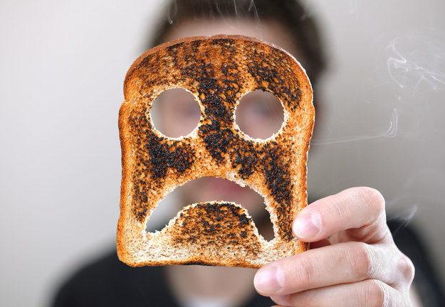 Robisz codziennie tosty na śniadanie? To szybki i lubiany posiłek, ale niekoniecznie zdrowy, warto więc zachować umiar. W mocno przypiekanym pieczywie tostowym powstaje szkodliwy związek – akrylamid (akryloamid, C3H5NO), który może przyczyniać się do rozwoju nowotworów. 