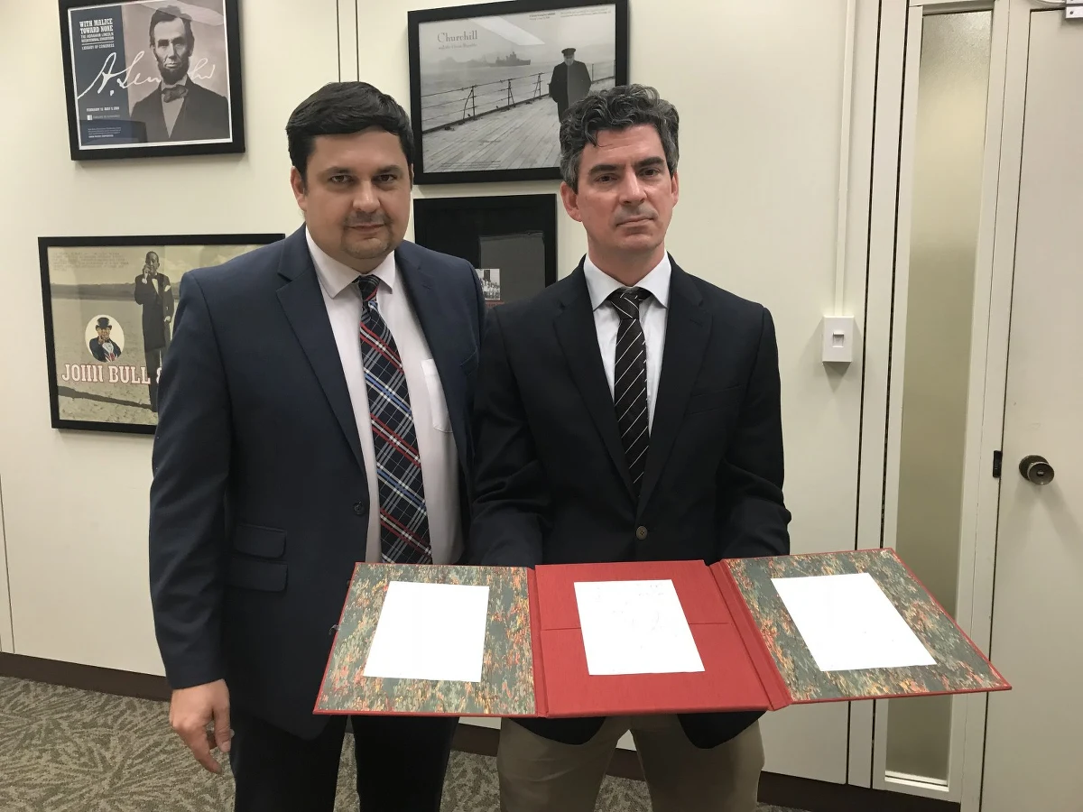 Tylko na RMF24 pokazujemy "Czternaście punktów Wilsona" – program pokojowy, który prezydent USA Thomas Woodrow Wilson przedstawił 8 stycznia 1918 roku w orędziu do Kongresu. To w tym dokumencie postulował utworzenie suwerennego państwa polskiego z dostępem do morza. Te wyjątkowe dokumenty trzymane w Bibliotece Kongresu – największej bibliotece na świecie – mógł zobaczyć nasz amerykański korespondent Paweł Żuchowski. Niełatwo uzyskać zgodę na ich sfilmowanie. Ze względu na ich wielką historyczną wartość są zabezpieczone w specjalnych pomieszczeniach i przechowywane w stałej temperaturze, by nic im się nie stało. Amerykanie pokazali je nam, bo doskonale wiedzą, że zbliża się 100 rocznica odzyskania przez Polskę niepodległości, a prezydent Thomas Woodrow Wilson miał w tych wydarzeniach udział. 