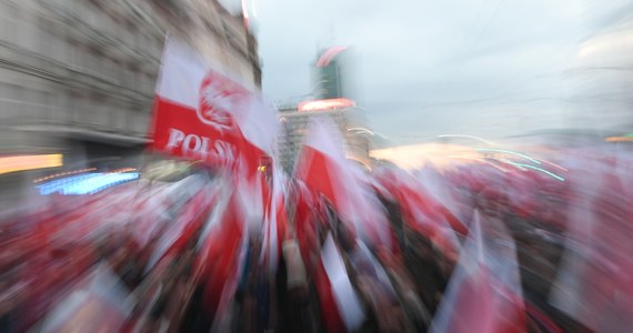 Za niespełna 48 godzin, w niedzielę o 14:00 z Ronda Dmowskiego ma wyruszyć organizowany przez narodowców Marsz Niepodległości. Wciąż jednak nie wiemy, czy cykliczny marsz nie zostanie wyparty przez uroczystości państwowe, w tym samym czasie i miejscu. Wywołany przez władze chaos prawny w niedzielę może się przenieść na ulice.