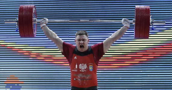 Arkadiusz Michalski wywalczył brązowy medal mistrzostw świata w podnoszeniu ciężarów! Polak, startujący w Aszchabadzie w kategorii 109 kg, po rwaniu był dopiero piętnasty, a miejsce na podium zapewnił sobie świetnym występem w podrzucie, w którym miał drugi wynik. Ostatecznie w dwuboju Michalski osiągnął 403 kg. Triumfował - z wynikiem 435 kg - reprezentant Armenii Simon Martirosjan, a srebro wywalczył wynikiem 419 kg Chińczyk Zhe Yang.